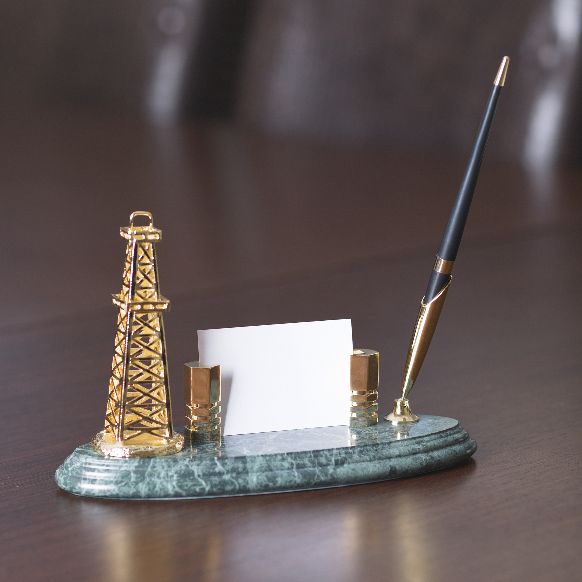 Подставка под визитки "Нефтяная вышка" с ручкой Подставка под визитки "Нефтяная вышка" с ручкой