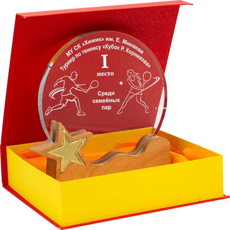 Награда из стекла с лазерной гравировкой на деревянной подставке