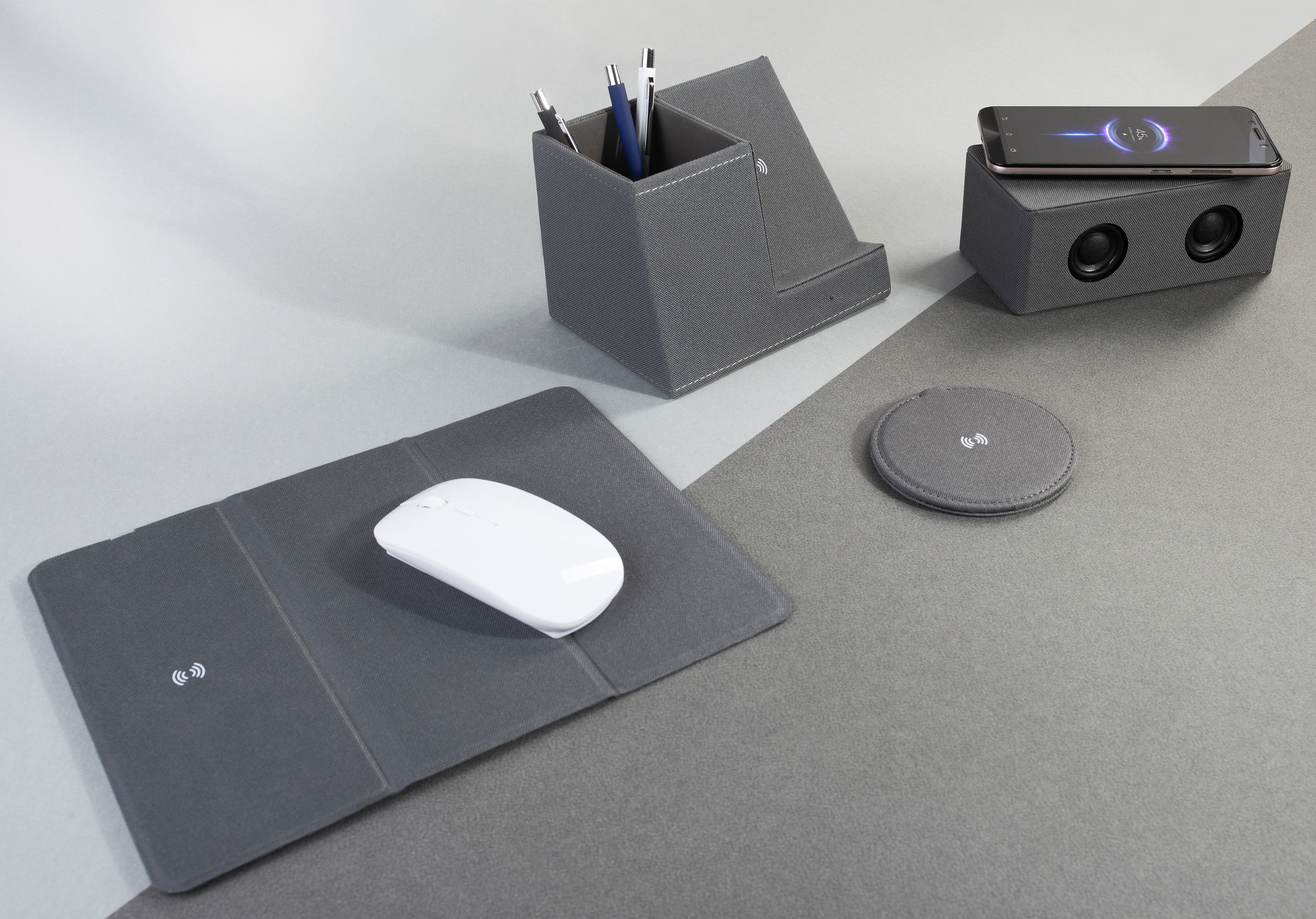 Настольное беспроводное зарядное устройство "Cool Gray", переработанный пластик (RPET) Настольное беспроводное зарядное устройство "Cool Gray", переработанный пластик (RPET)