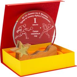 Награда из стекла с лазерной гравировкой на деревянной подставке Награда из стекла с лазерной гравировкой на деревянной подставке