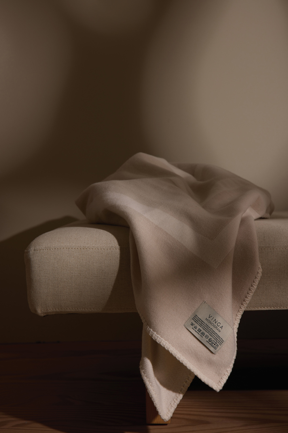 Плед VINGA Monogram из переработанного полиэстера GRS, 170x130 см