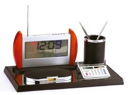 Настольный прибор Монреаль: часы, радио, калькулятор, подставка под ручки, бумажный блок Настольный прибор Монреаль: часы, радио, калькулятор, подставка под ручки, бумажный блок