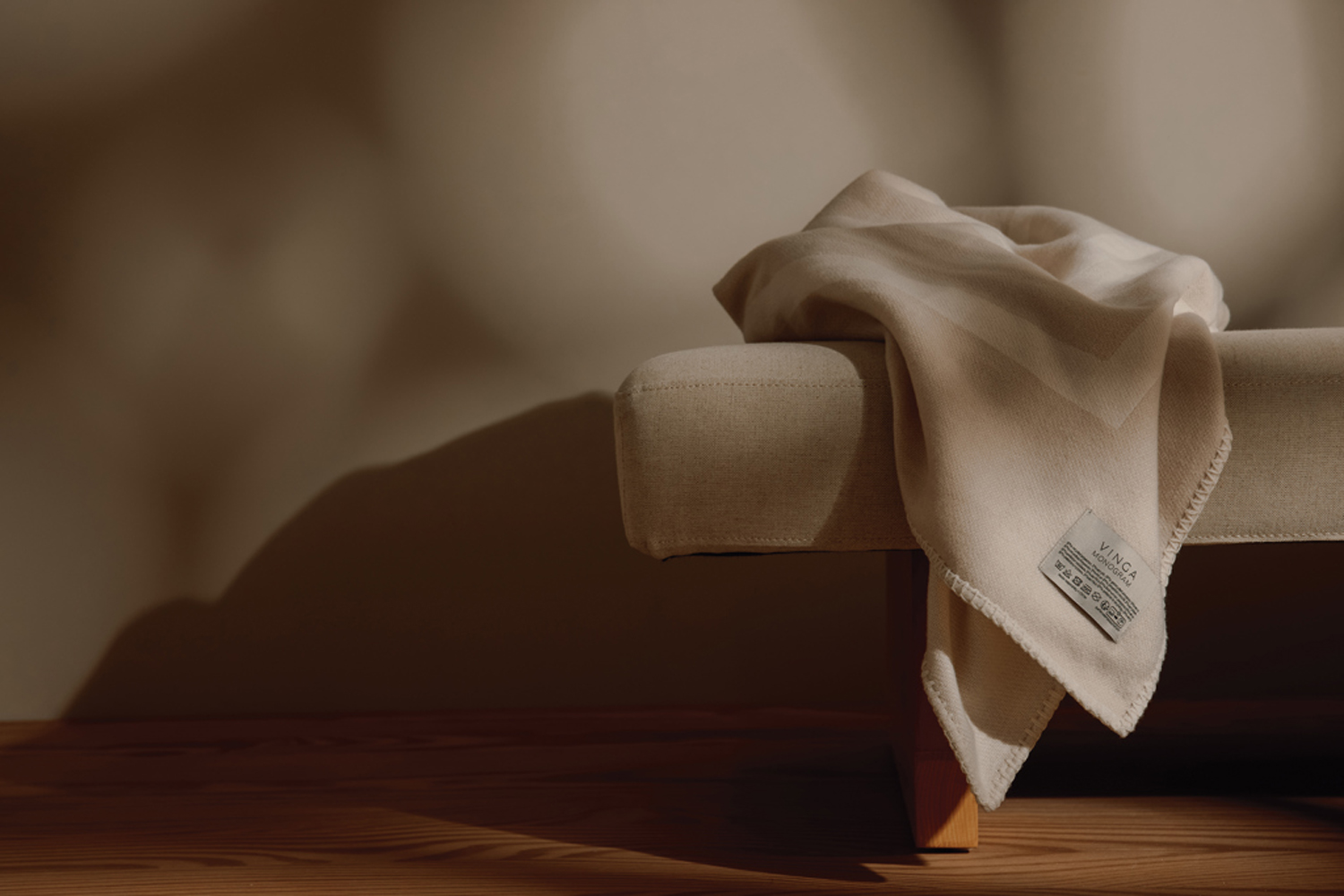 Плед VINGA Monogram из переработанного полиэстера GRS, 170x130 см