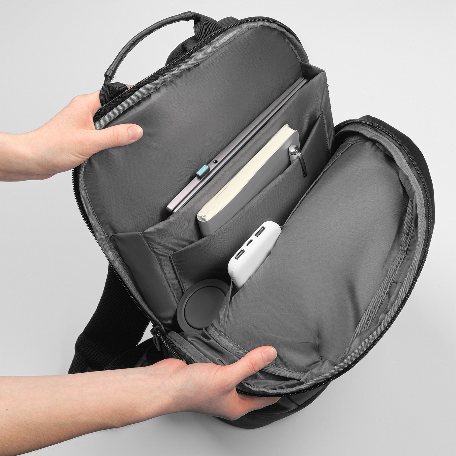 Бизнес рюкзак Alter с USB разъемом, черный Горы