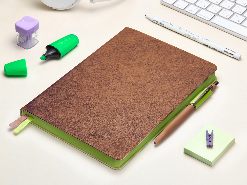 Ежедневник А5 датированный Boston 2026, коричневый с салатовым обрезом