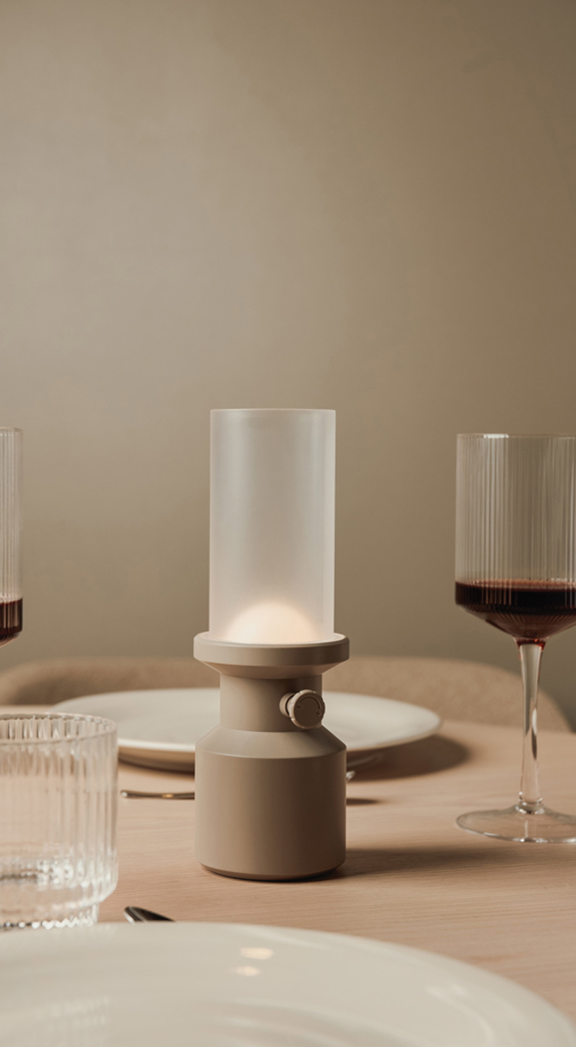 Настольная лампа VINGA Niori из переработанного пластика RCS