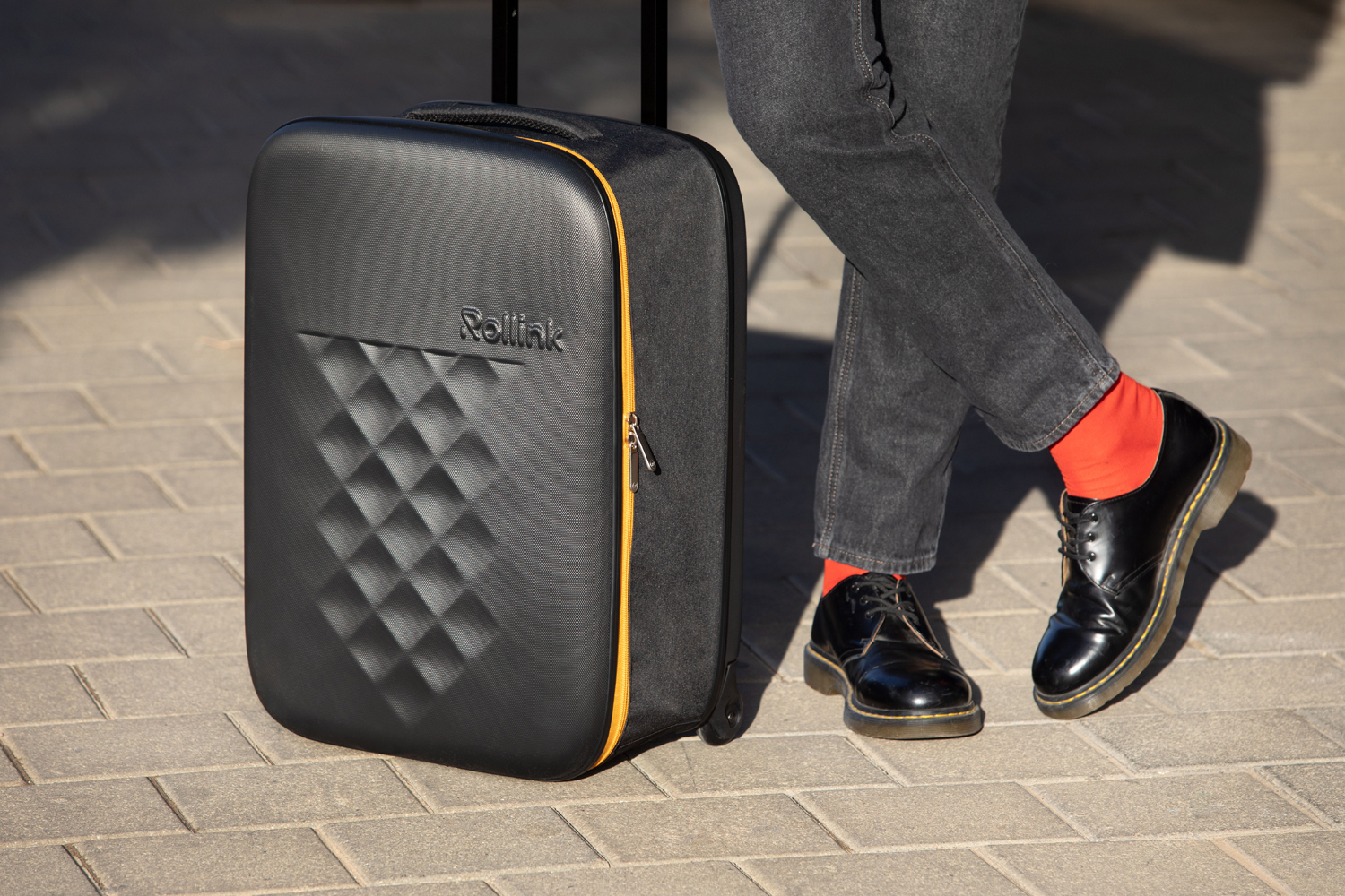 Чемодан складной Rollink Earth 55x40x20 см, 2 колеса, черный/оранжевый